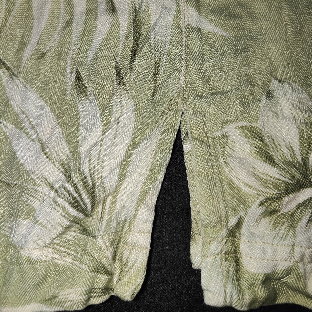 Tommy Bahama Size Medium - Picture 5 of 5